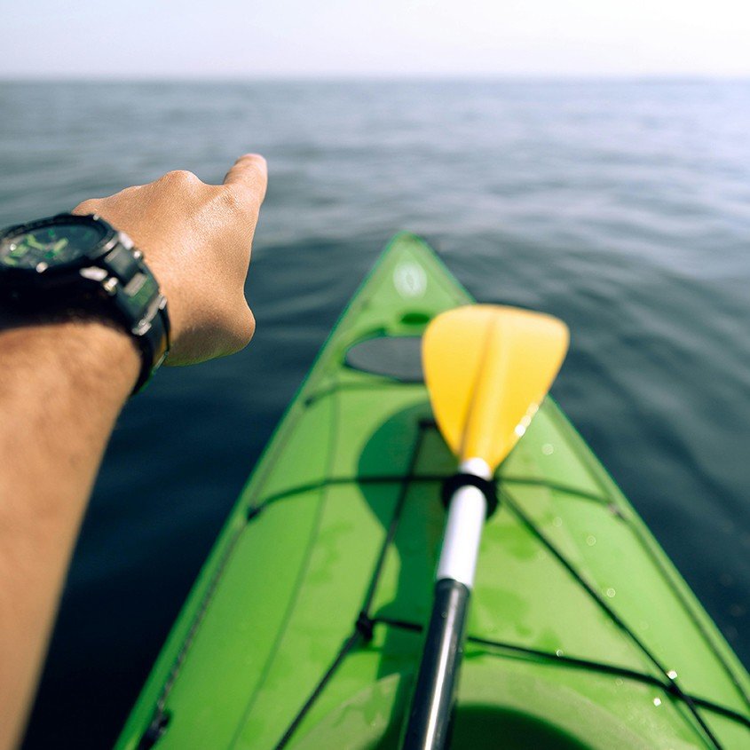 Uomo su una tavola da paddle che indossa un orologio G-Shock