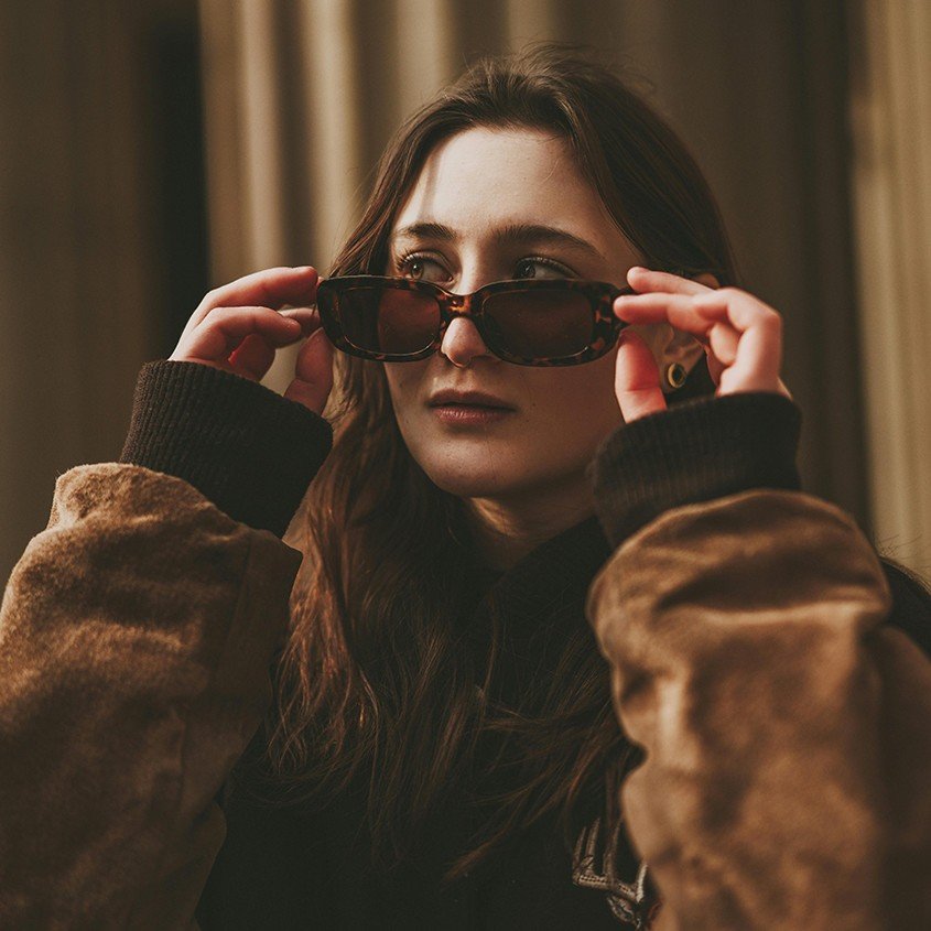 vrouw met bruine kleding