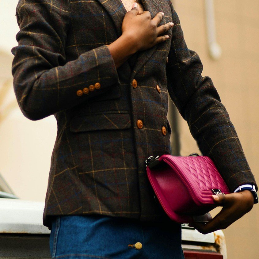 denim rok en fuchsia tas