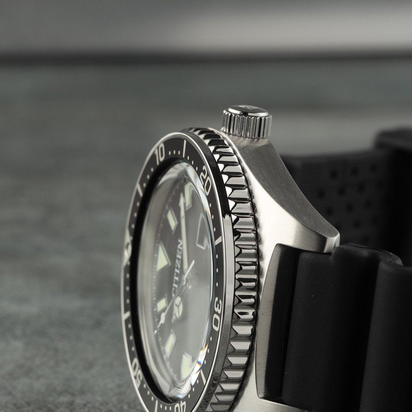 Straight watch crown