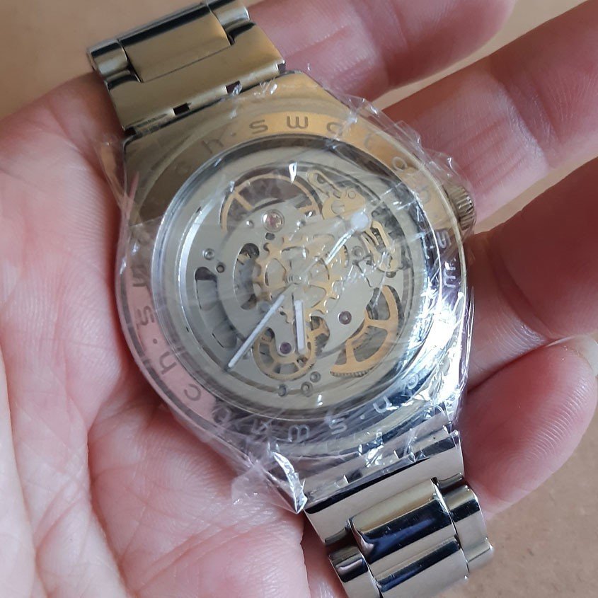 Uhr in Frischhaltefolie eingewickelt