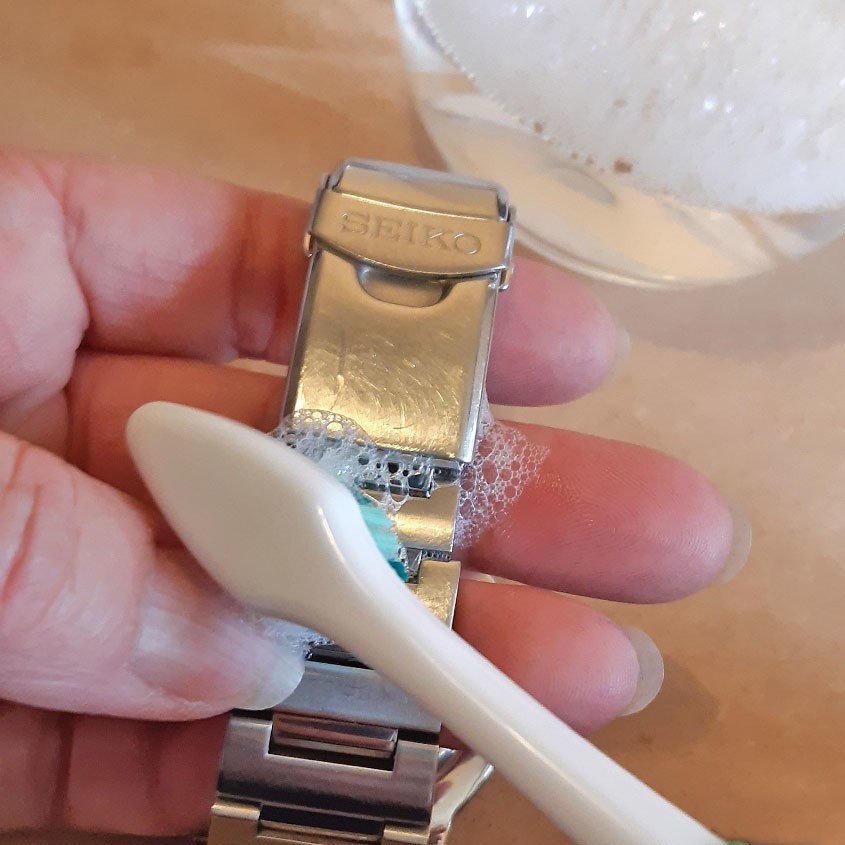 Reinigung des Armbands mit Seifenwasser