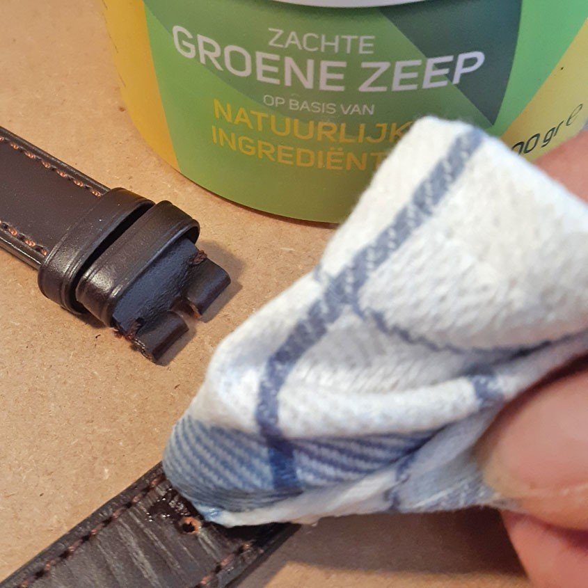 Reinigung eines Lederarmbands
