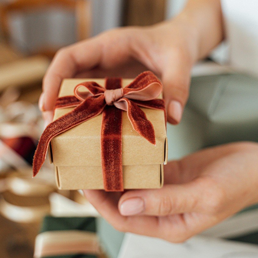 manos sosteniendo un pequeño regalo