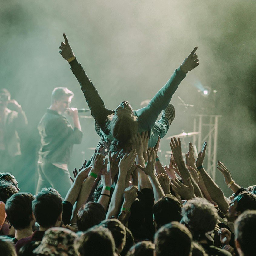 uomo che fa crowdsurfing