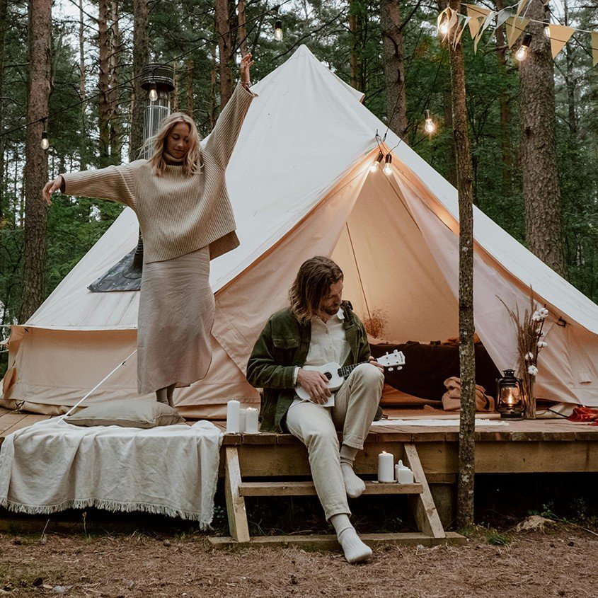 Uomo e donna davanti alla tenda
