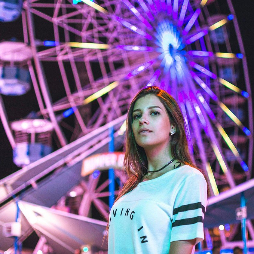 Ragazza davanti alla ruota panoramica