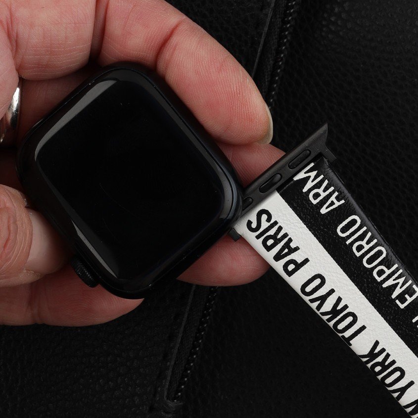 Führen Sie ein neues Armband ein, wobei der silberne Knopf nach hinten zeigt. Dadurch wird das Band geschlossen.