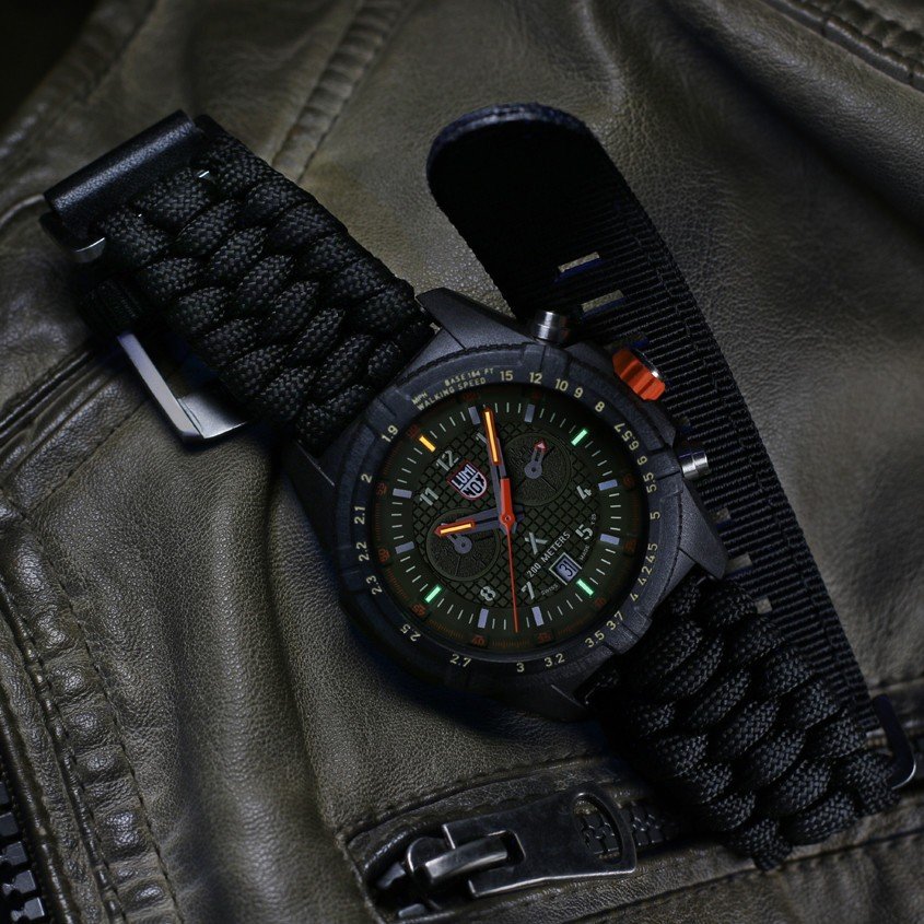 Foto einer Luminox-Uhr mit Paracord-Armband