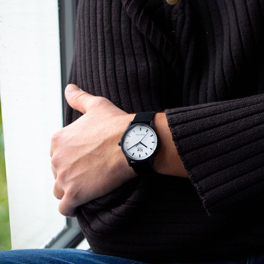 Mann mit Ice-Solar-Uhr