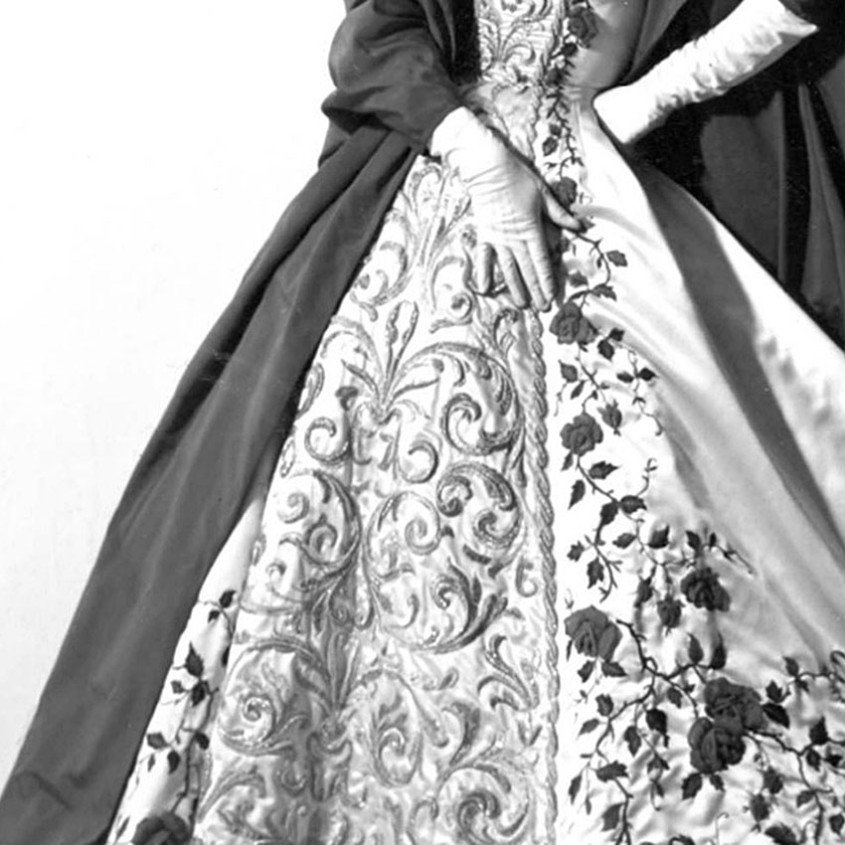 Kleid mit Arabesken-Stickerei