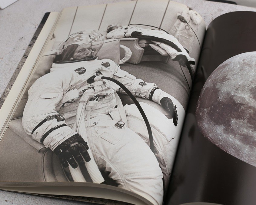 Astronaut mit zwei Omega Speedmasters