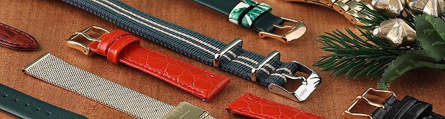 Armbänder auf einem Holztisch mit etwas Tannengrün