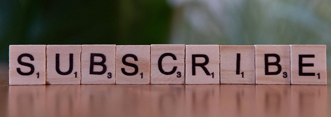 Scrabble-Steine, die das Wort subscribe bilden
