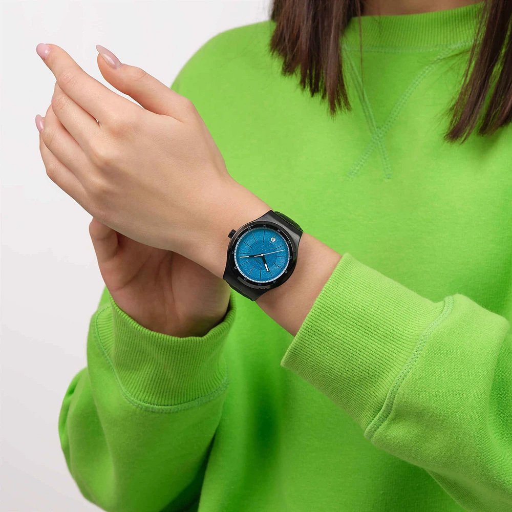 Femme portant une montre Swatch Sistem51