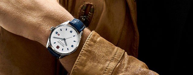 Herren-Handgelenk mit einer einfachen Uhr