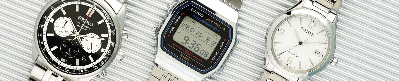 3 orologi su sfondo argentato