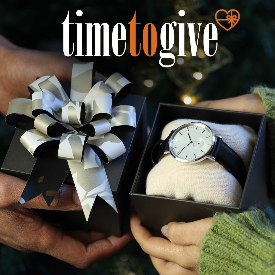 mani maschili e femminili che si scambiano un dono con il testo: È tempo di donare.