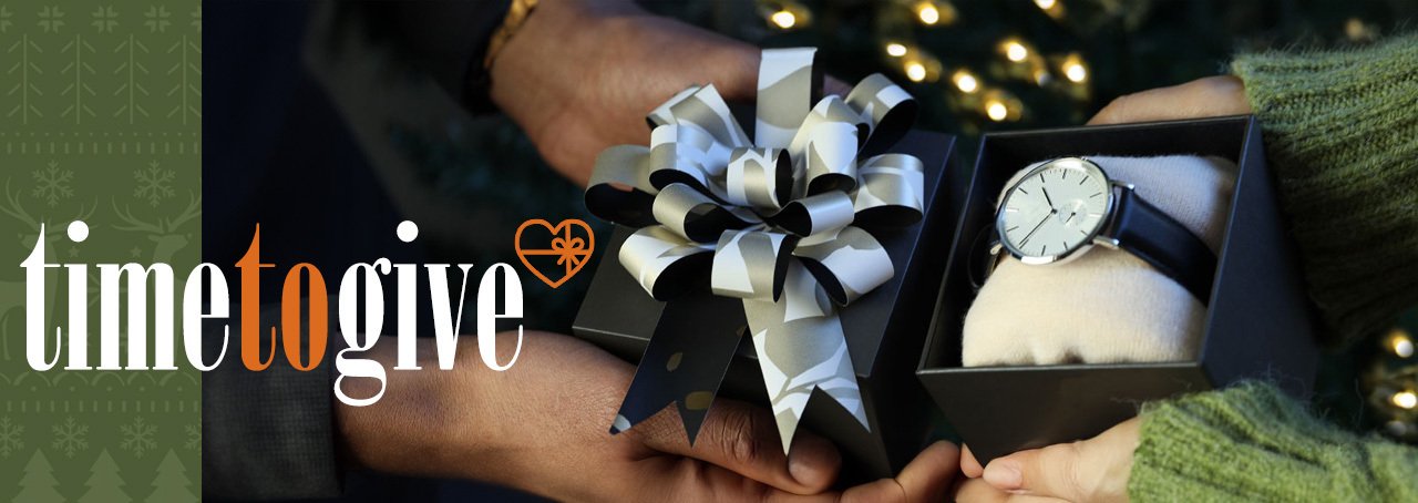 3 orologi su uno sfondo posteriore con il testo black friday