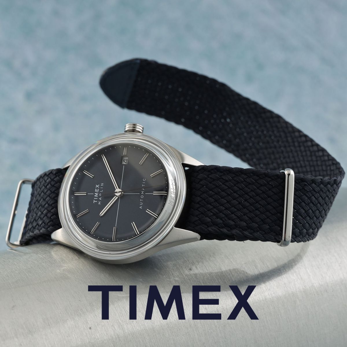 Reloj Timex bicolor sobre fondo verde