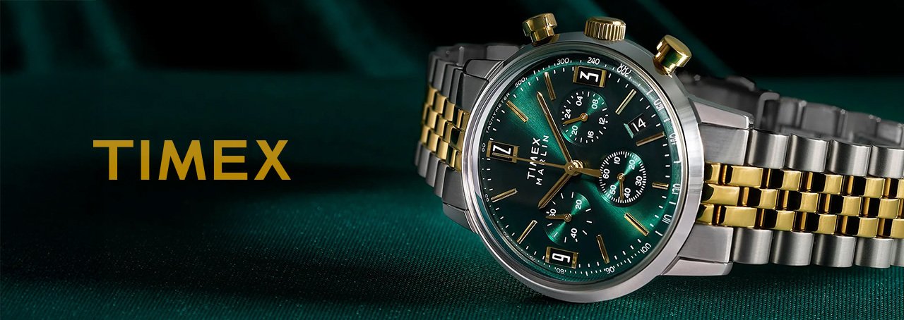 Zweifarbige silber-goldene Timex-Uhr mit grünem Zifferblatt auf grünem Satin-Hintergrund