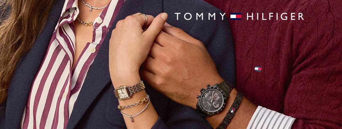 Imagem de um homem e de uma mulher com um relógio Tommy Hilfiger ao lado de uma imagem de um saco Tote Tommy Hilfiger e do texto Tote Fashionable.Tommy Hilfiger