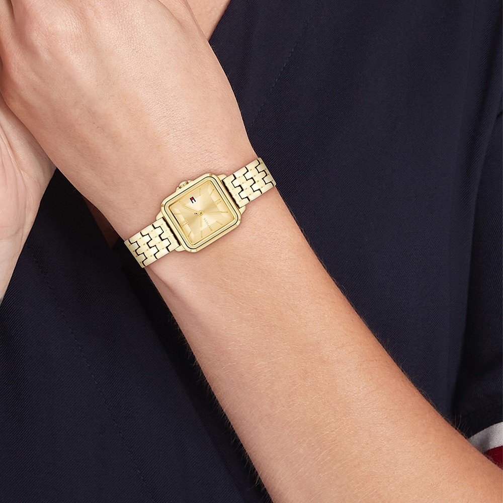 Gros plan sur le poignet d'une femme portant une montre Tommy Hilfiger