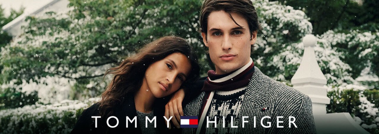 Imagen de un hombre y una mujer con un reloj Tommy Hilfiger junto a una imagen de un bolso Tommy Hilfiger Tote y el texto Tote Fashionable.Tommy Hilfiger