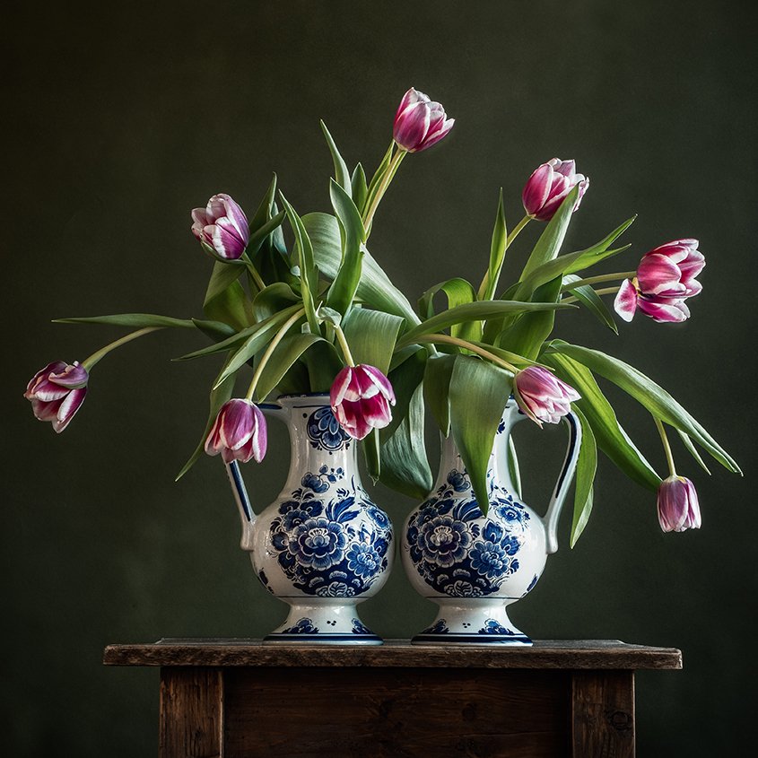 Two Delft Blue vases with pink tulips