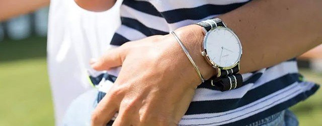 Herren-Handgelenk mit einer einfachen Uhr