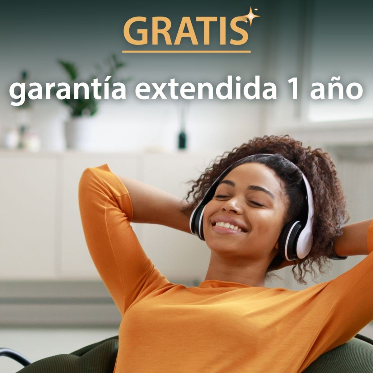 Mujer relajándose en una silla con el texto "Un año extra de garantía gratis"