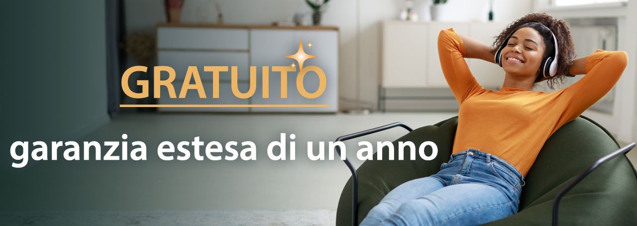 Donna che si rilassa su una sedia con il testo "Garanzia gratuita di un anno".