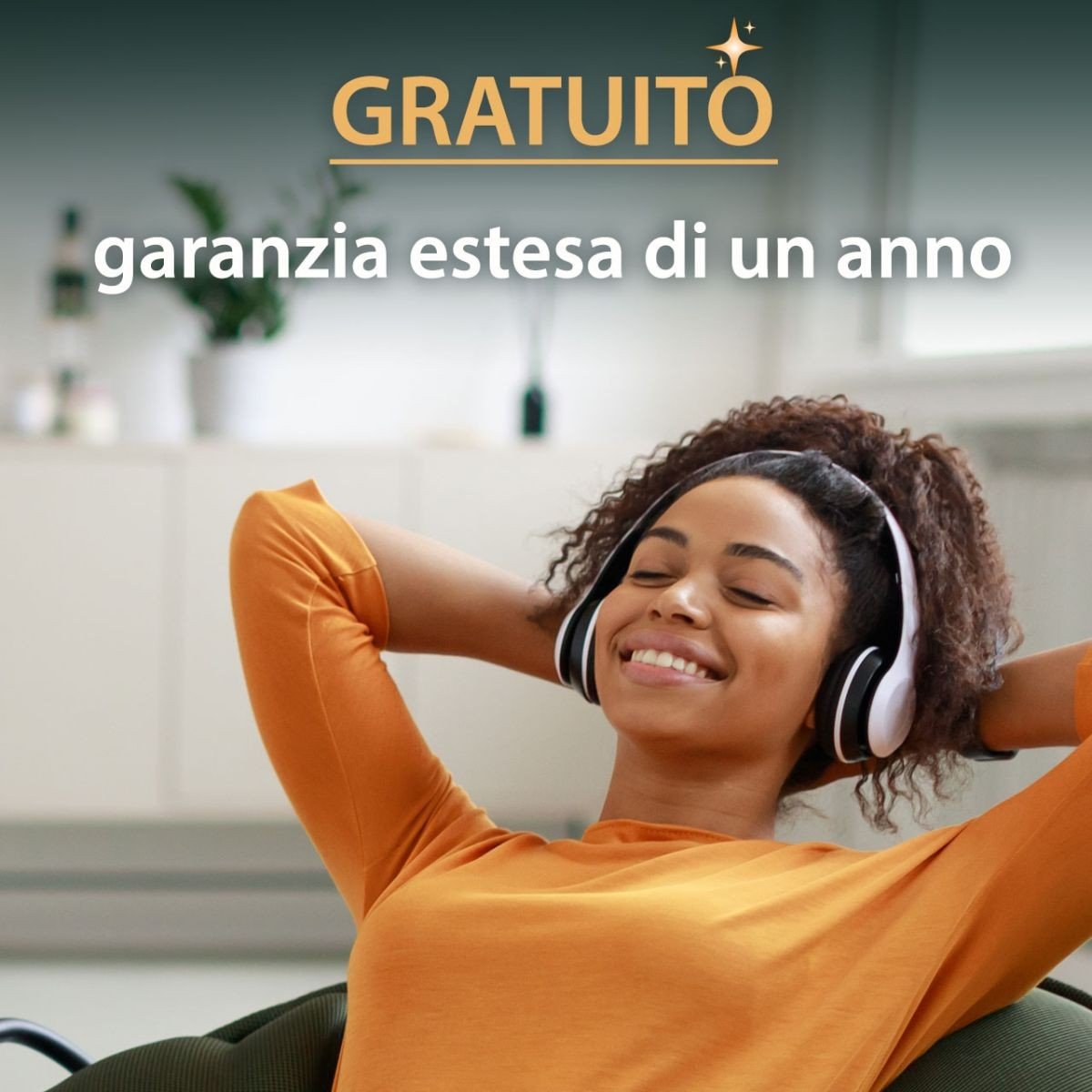 Donna che si rilassa su una sedia con il testo "Garanzia gratuita di un anno".