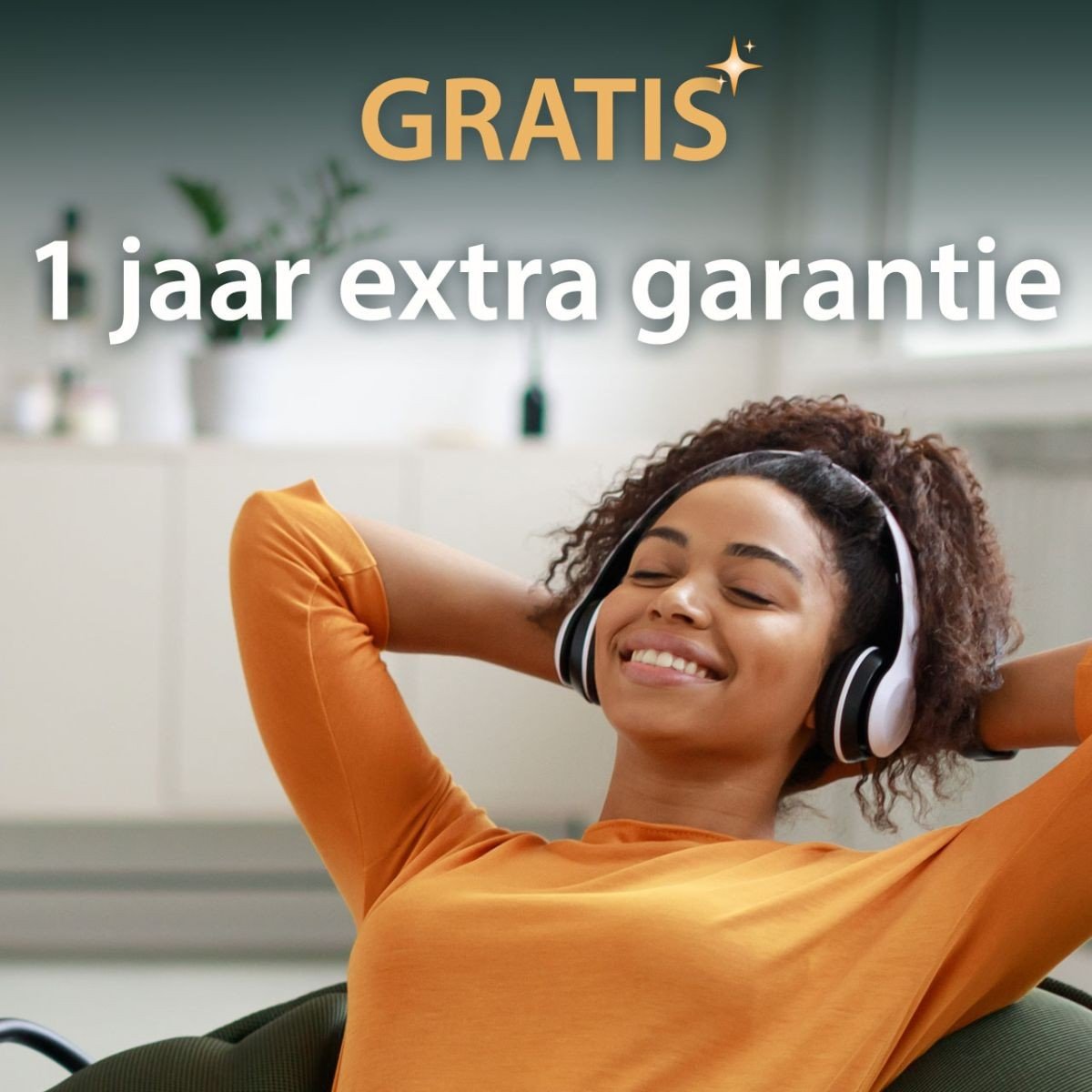 Vrouw ontspant in een stoel met de tekst "Gratis een jaar extra garantie".