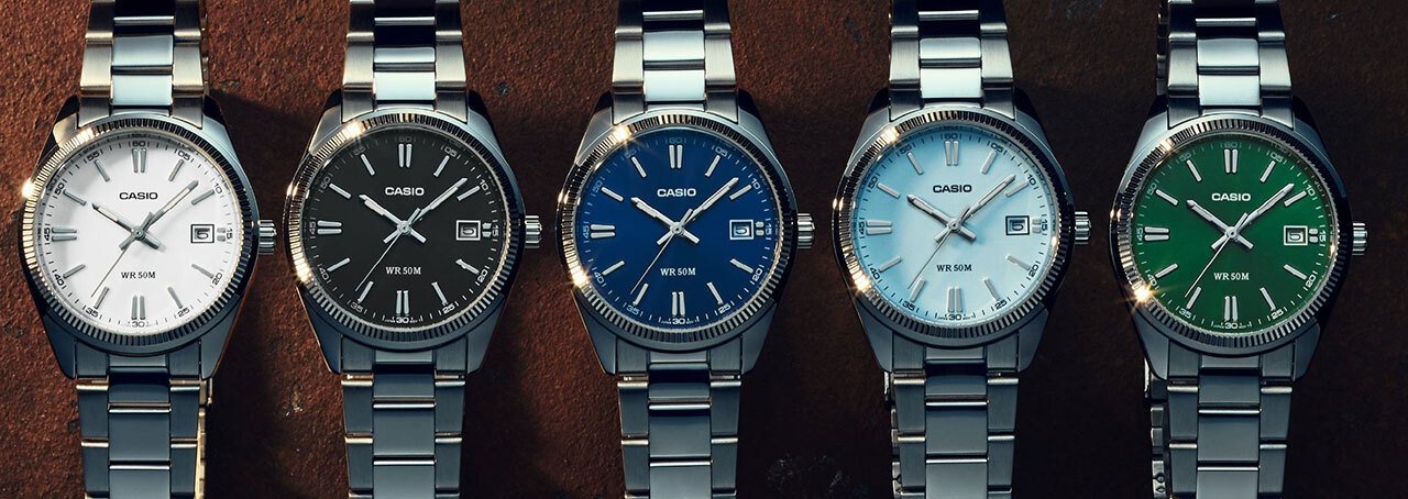 5 horloges uit de UTP-serie op een rij