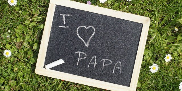 Ardoise avec écriture "Je t'aime papa" à la craie