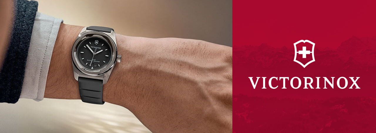 czarny zegarek Victorinox między dwoma kawałkami skały