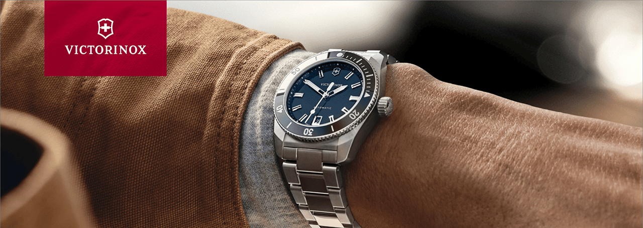 Il polso di un uomo con un orologio Victorinox Maverick dal quadrante blu