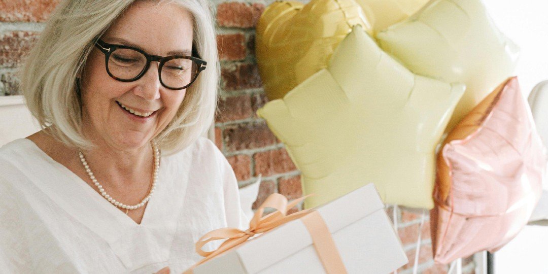 vrouw met cadeau in haar handen