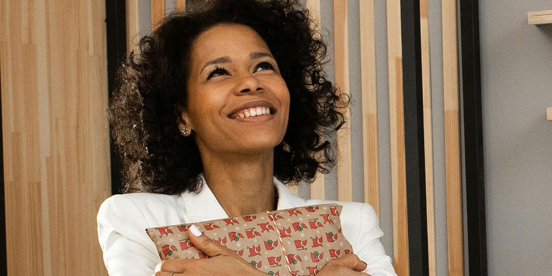 Nahaufnahme von Frauenhänden, die ein Weihnachtsgeschenk halten