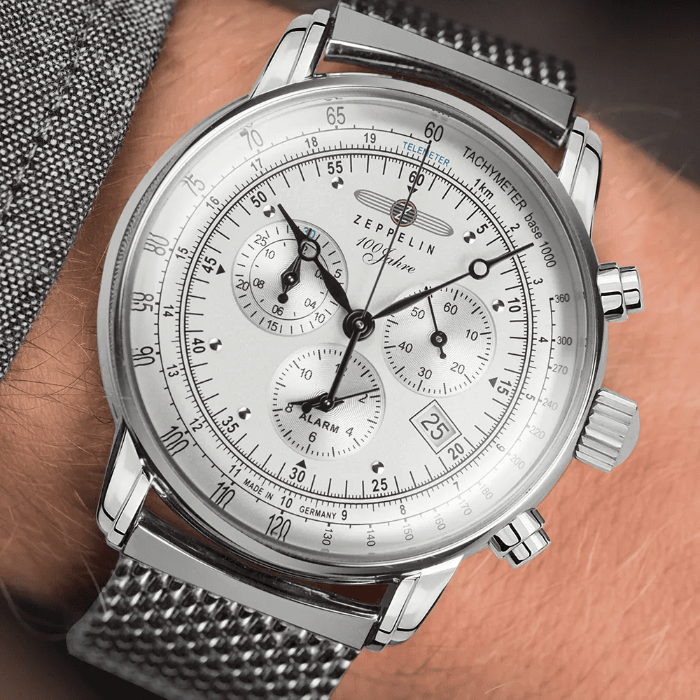 Zeppelin 100 Jahre Uhr