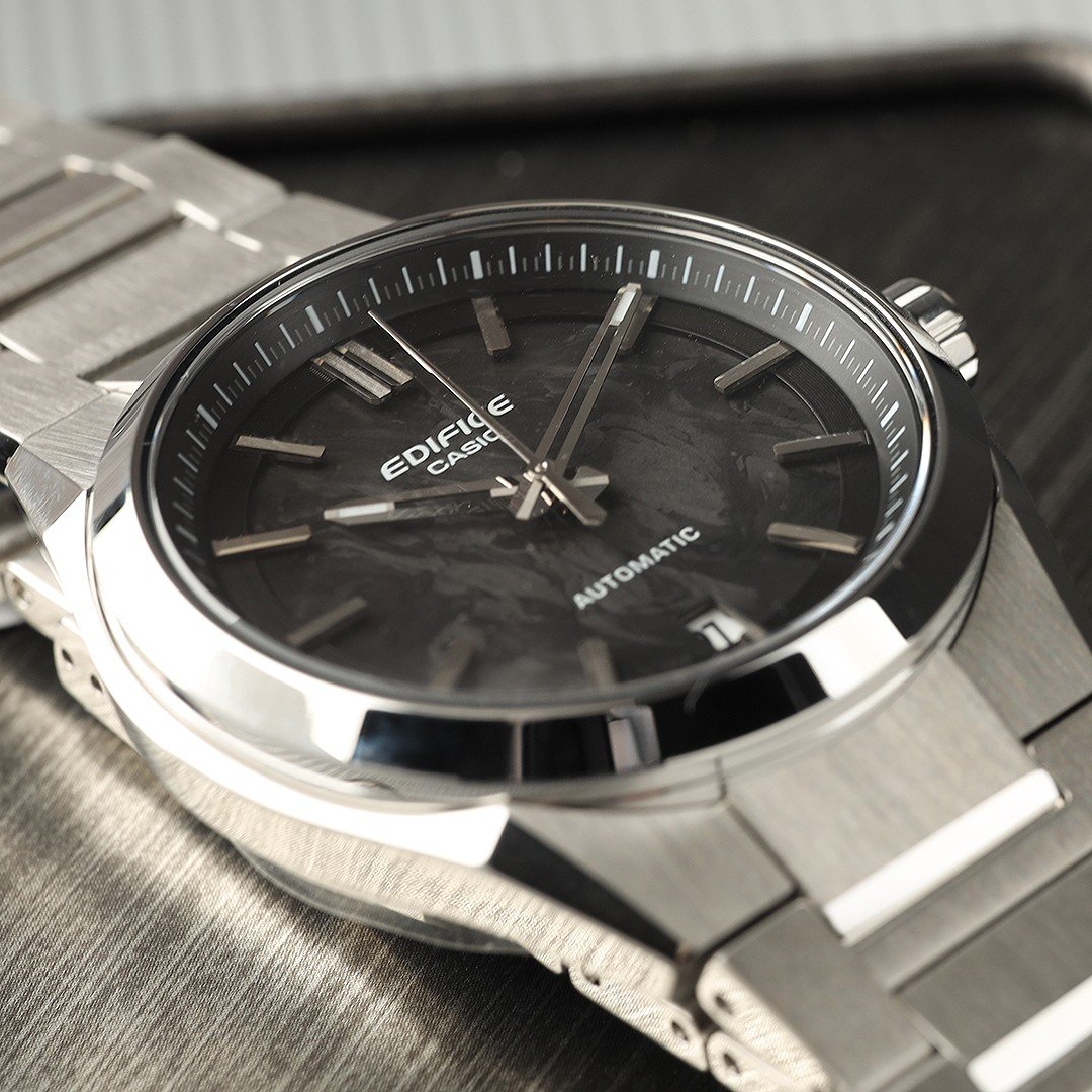 Casio Edifice EFK-100CD-1AER mit schwarzem Karbon-Zifferblatt